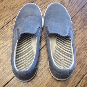 Women's TAOS slip on boat shoe. Gray, Arch support insole, Size 7.5, Great Cond!